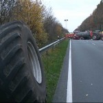 Typischer Abbiegeunfall auf der B401 in Husbäke: Ein Autofahrer stirbt weil er ein abbiegendes Treckergespann übersah Bild: NonstopNews.de