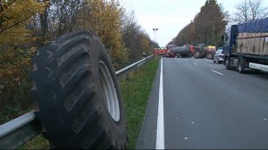 Typischer Abbiegeunfall auf der B401 in Husbäke: Ein Autofahrer stirbt weil er ein abbiegendes Treckergespann übersah   Bild: NonstopNews.de
