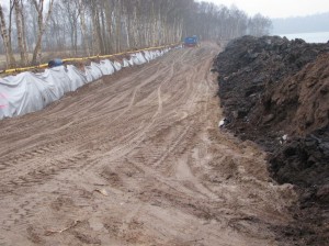 Für die Zufahrt zum Baugebiet werden riesige Mengen Torf, Erde und Sand  ausgetauscht   