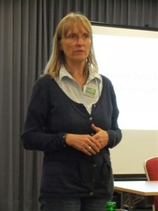 Grüne Landtagskandidatin und Kreistagsabgeordnete Susanne Miks führt durch die Veranstaltung
