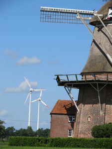 Windkraft vor 135 Jahren und heute. Foto: Heiderich-Willmer