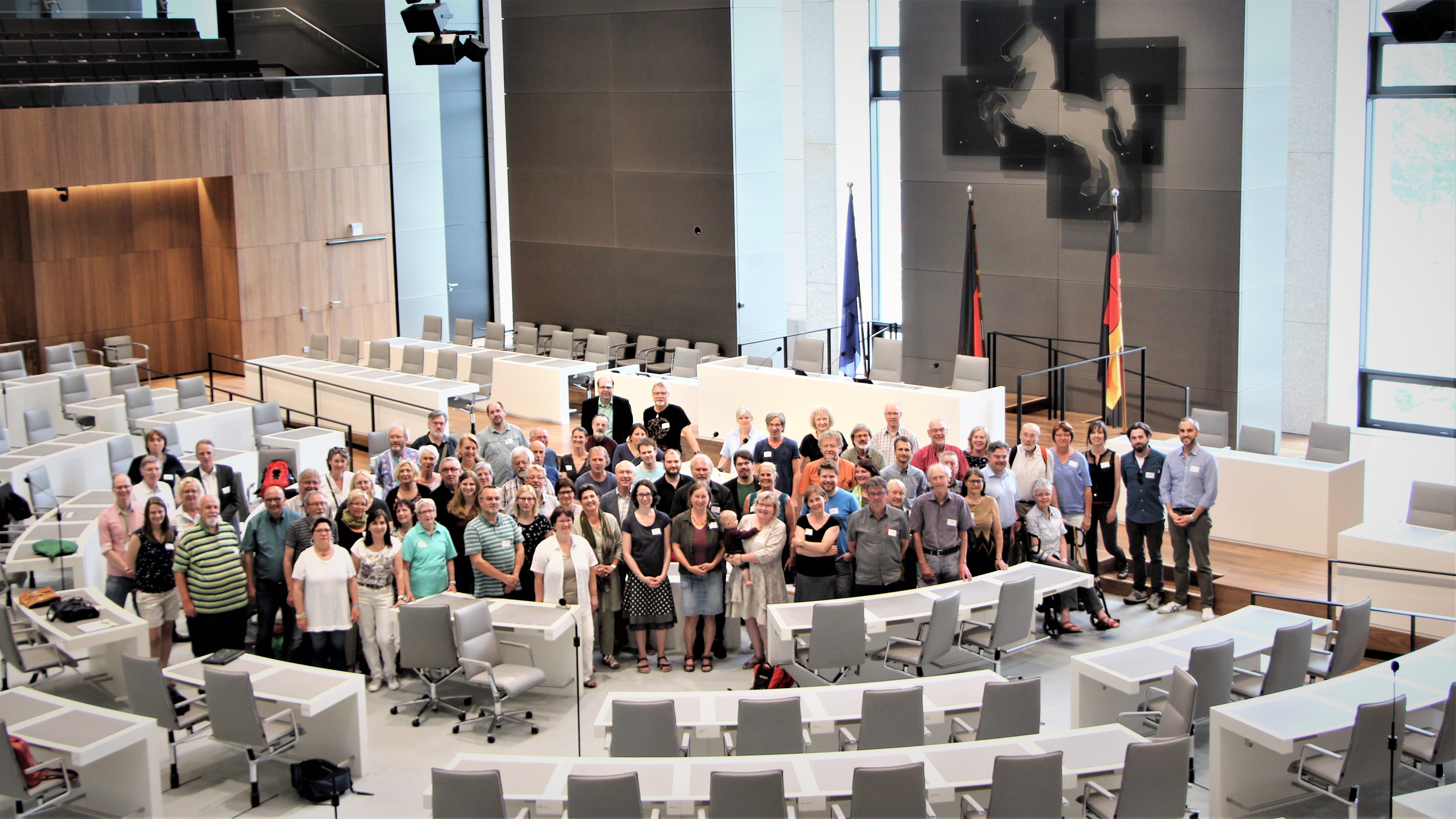 Zum Auftakt der Grünen Fraktionsvorsitzendenkonferenz finden sich die Teilnehmer*innen zum Gruppenfoto im Plenarsaal des Landtags ein.